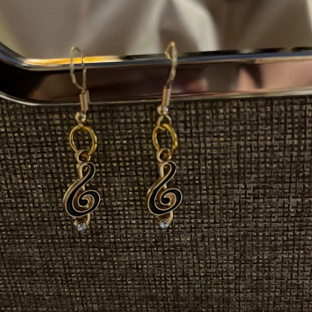 Treble clef music earrings black and gold